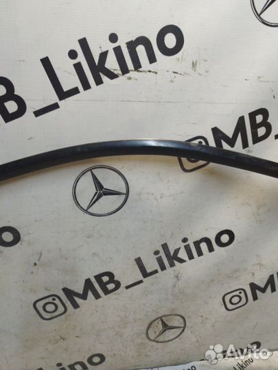 Молдинг стекла передний правый Chevrolet Tahoe