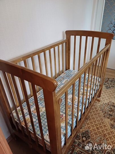 Детская кроватка с маятником и ящиком