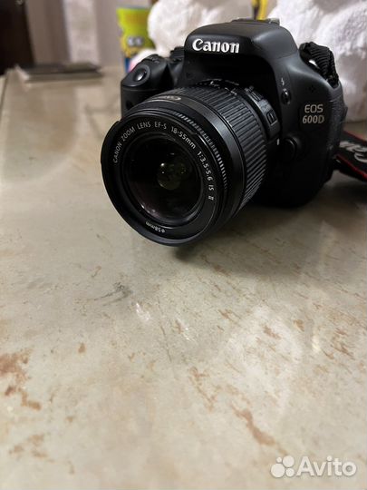 Зеркальный фотоаппарат Canon eos 600D