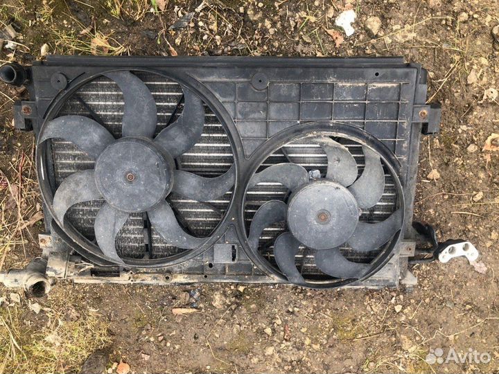 Радиатор охлаждения двигателя Volkswagen Golf 5