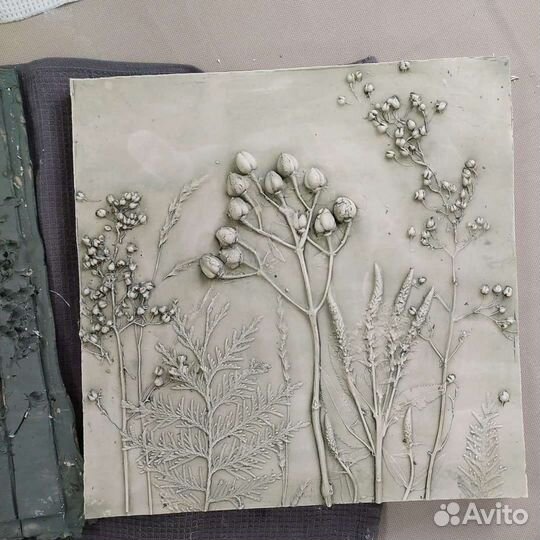 Цветочный барельеф из гипса в интерьер