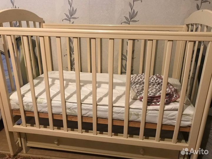 Детская кроватка и комод