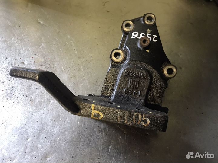 Кронштейн опоры двс правый F16D3 Chevrolet Cruze