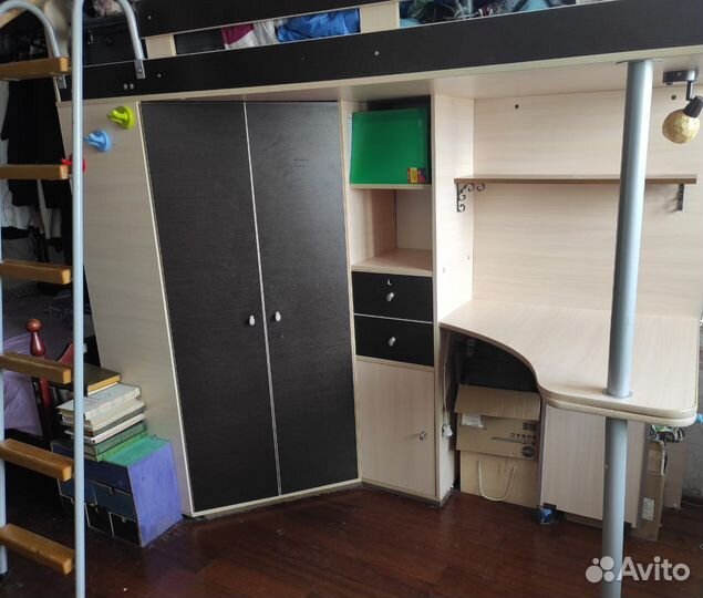 Детская кровать чердак со столом и шкафом