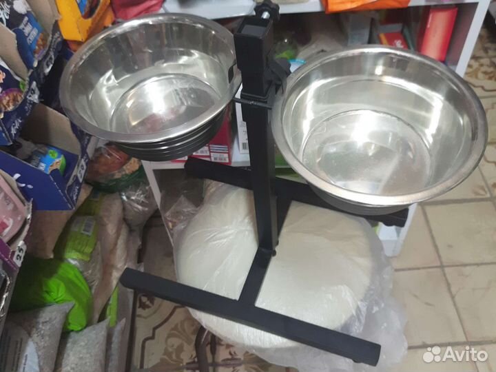 Стойка, миски, лакомства, игрушки, лежанки