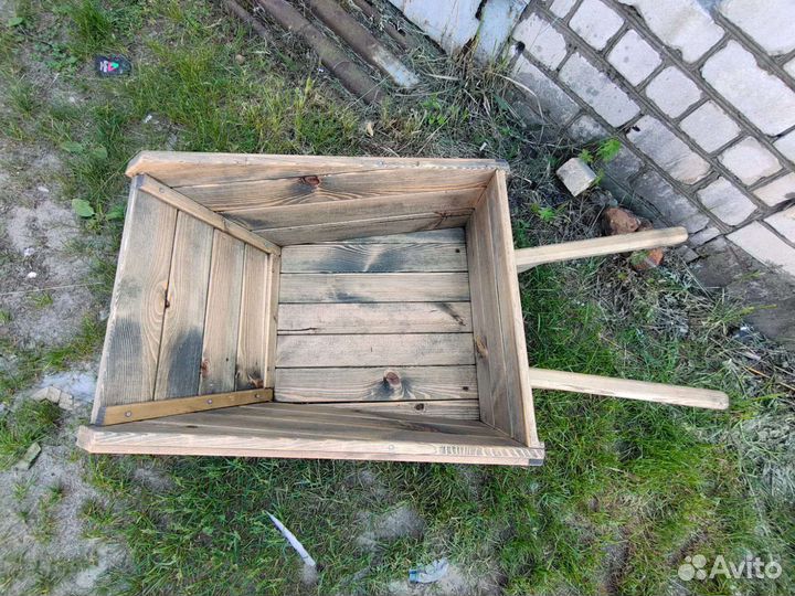 Тачка для садового декора