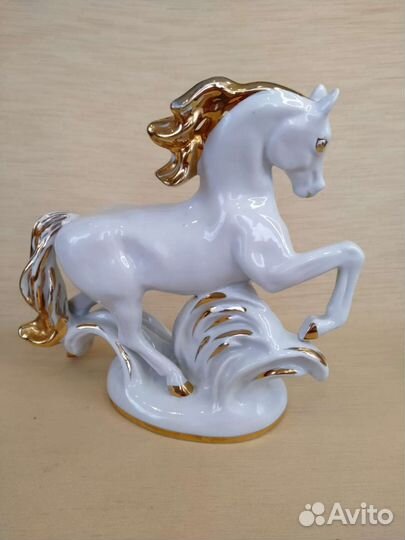 Фарфоровая статуэтка Конь-огонь, лфз