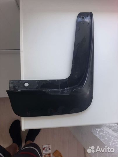 Брызговик передний правый skoda rapid