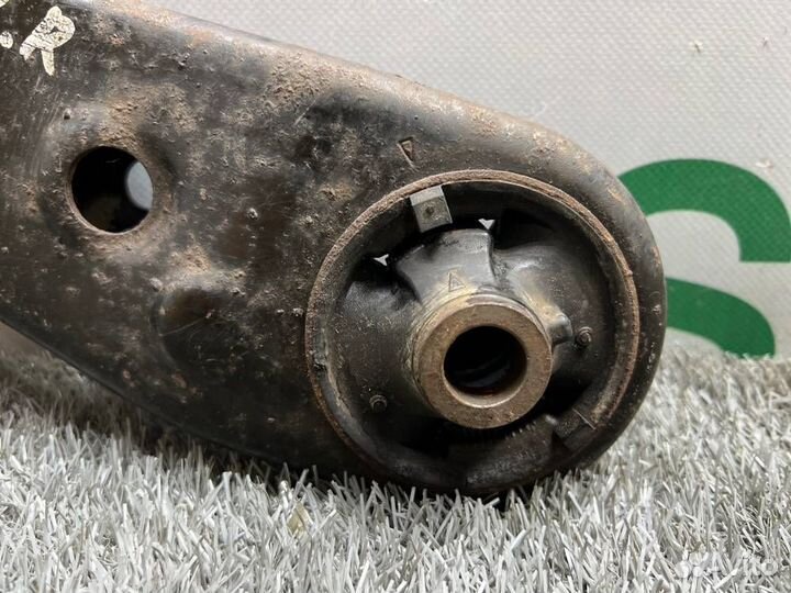 Рычаг нижний передний правый Toyota Auris