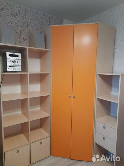 Угловой шкаф с пеналами для детской комнаты