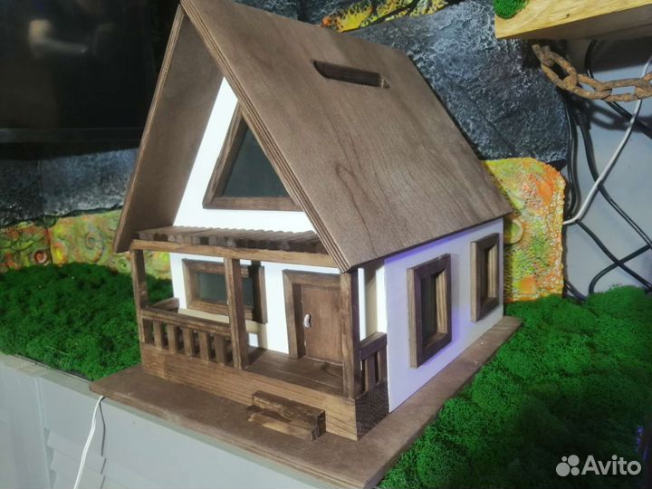 Домик-ночник, сундучек (для свадебных конвертов.)