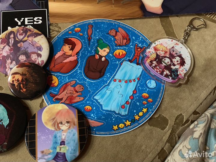 Аниме фандом мерч очень много