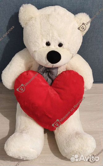 Большой плюшевый медведь
