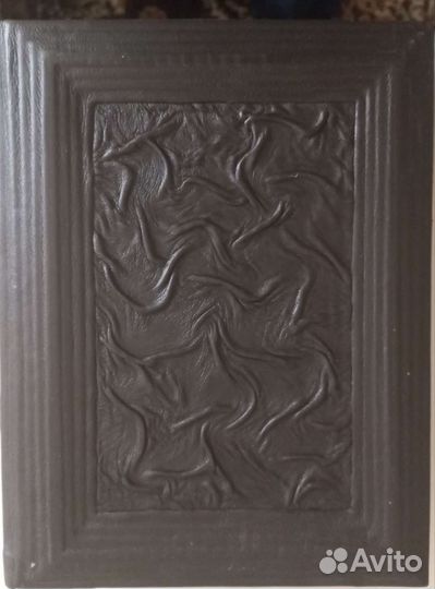 Подарочная книга в натур.кожаной обложке