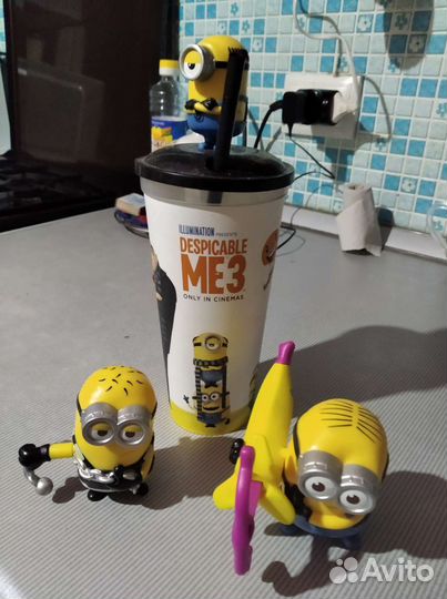Фигурки Миньоны и стакан