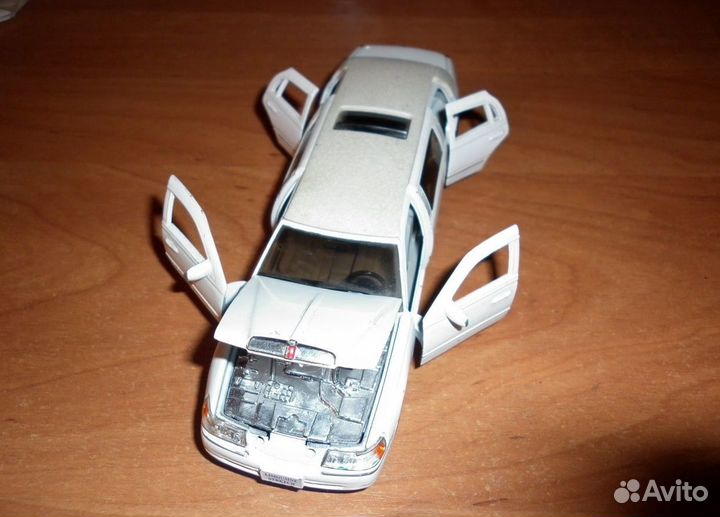 Модель 1:38 - Lincoln Town Car 