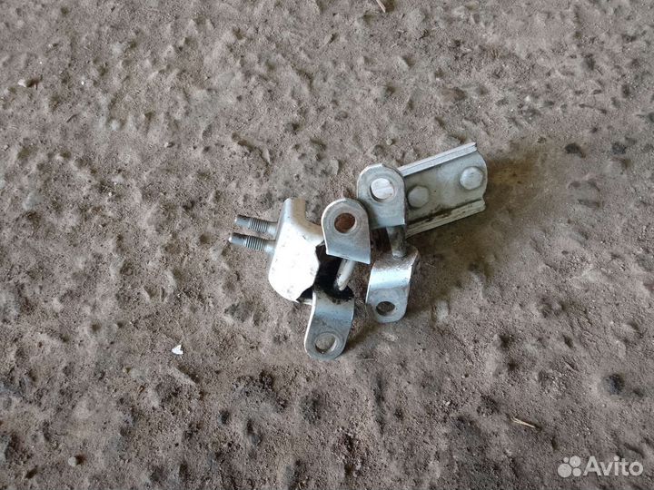 Петли на двери