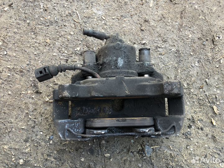 Суппорт передний левый Audi A3 8P