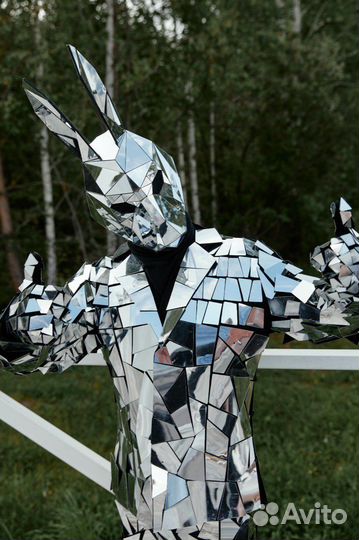 Продажа костюмов, выступление шоу номеров