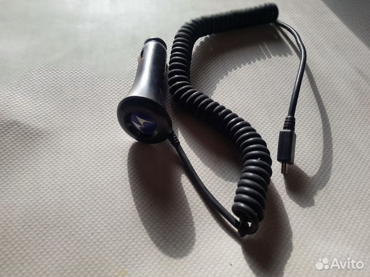 Автомоб. зарядка для телефона Motorola razor