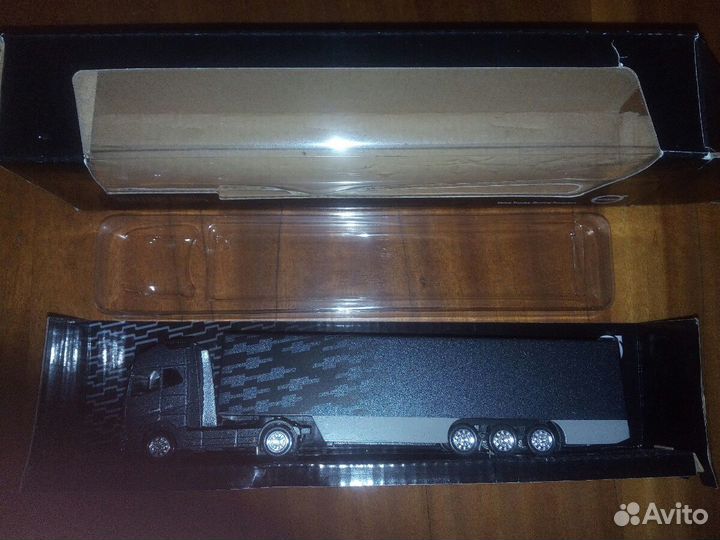 Модель грузового автомобиля Вольво в упаковке