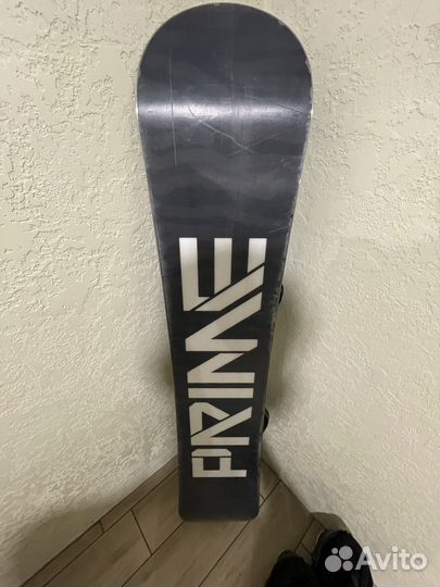 Сноуборд с креплениями и ботинками