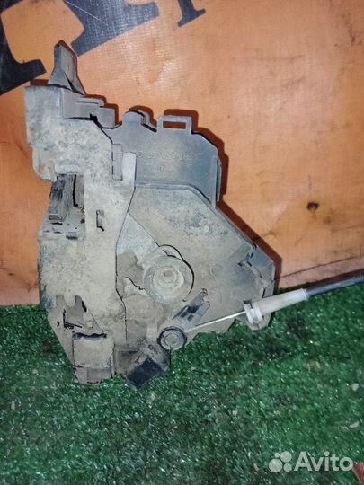 Замок боковой двери задний левый Ford Focus 2004