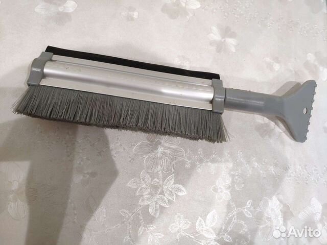 Скребок и щётка для очистки снега