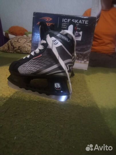 Коньки хоккейные