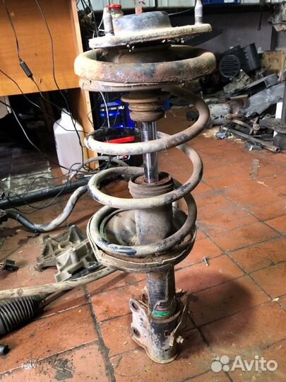 Стойка в сборе передняя Mitsubishi Lancer седан