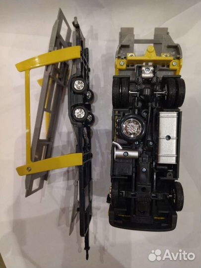 Автовоз Iveco Strails от New Ray 1:43