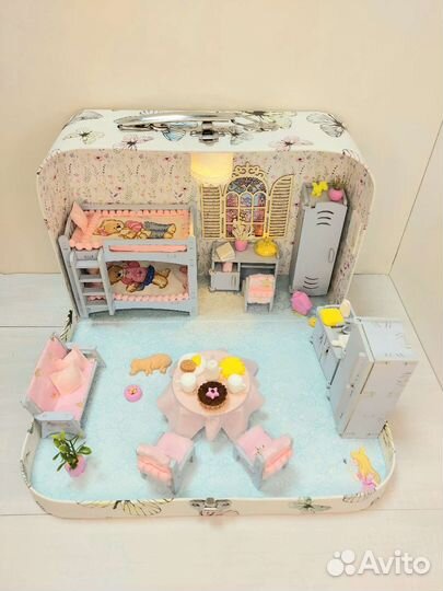 Кукольный домик-сумка, чемоданчик с мебелью, кукла