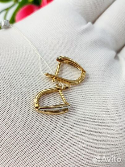 Золотые серьги с бриллиантом