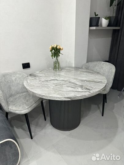 Кухонный стол и стулья