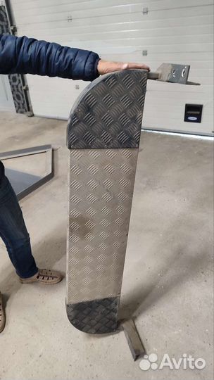 Продам заднюю подножку на Газель/Соболь