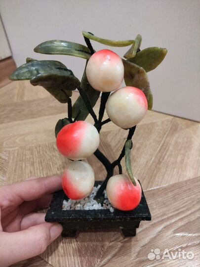 Каменное дерево с яблоками