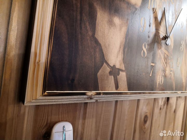 Часы выполнены из дерева. шаман с деревянными стрл