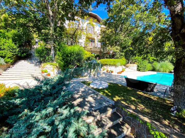 Дом 350 м² на участке 15 сот.