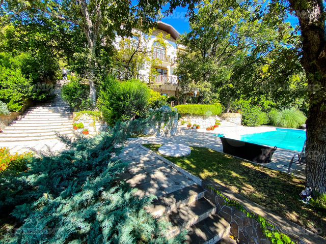 Дом 350 м² на участке 15 сот.