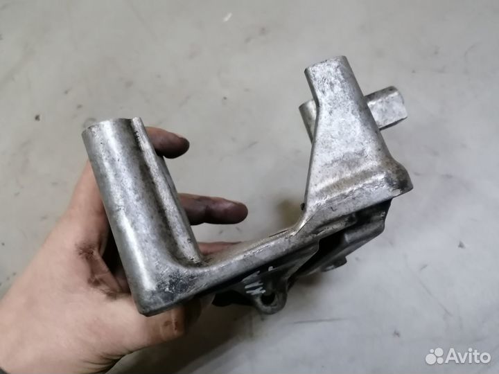 Кронштейн двигателя Mitsubishi Carisma 1999-2003