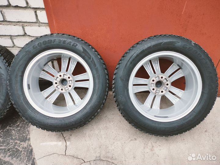 Goodyear Ultra Grip Ice Arctic 2 215/65 R17 99T