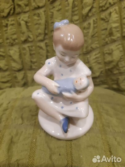 Статуэтка Девочка с куклой лфз