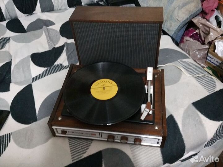 Проигрыватель винила Россия 323