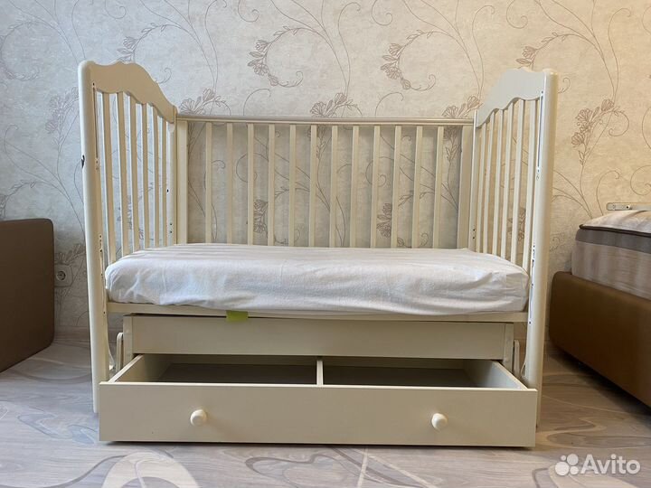 Детская кроватка с универсальным маятником