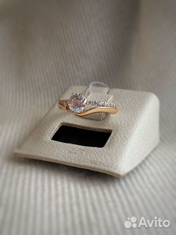 Золотое кольцо помолвочное