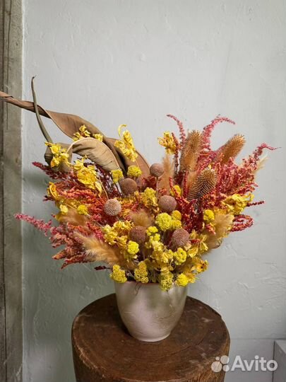 Композиция из сухоцветов и стабилизированных цвето