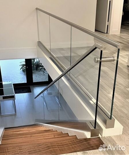 Перила из стекла для лестниц под ключ