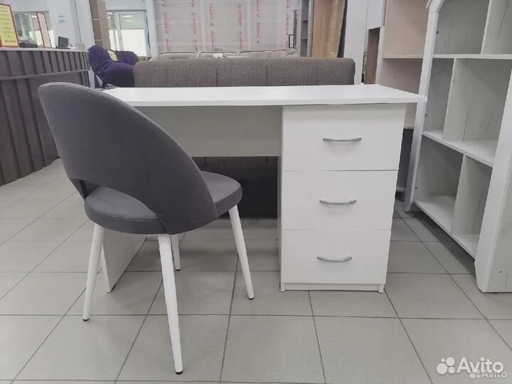 Письменный стол с ящиками