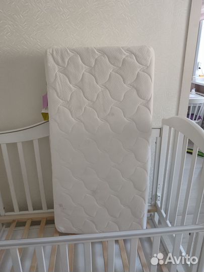 Детская кроватка с маятником и ящиком