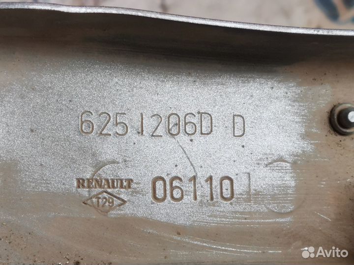 Кронштейн фар правый Renault Megane III (2008—2014